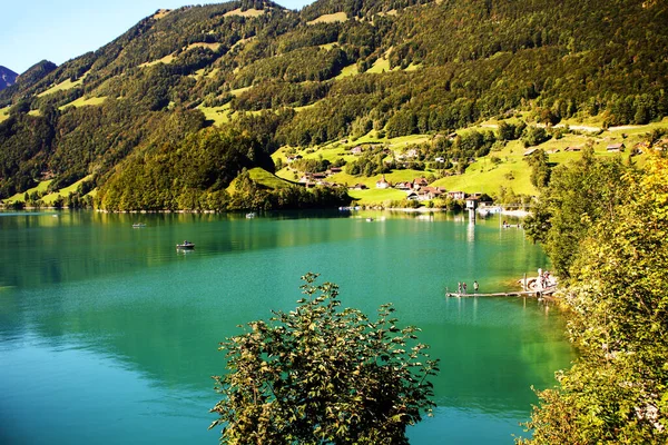 İsviçre 'deki Lungern Gölü - İsviçre' deki ünlü balıkçı gölü — Stok fotoğraf