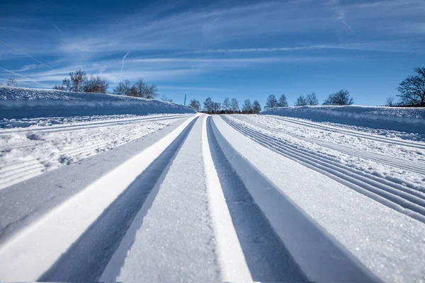 Atravessar trilhas país na neve em Zugerbeg suíça — Fotografia de Stock