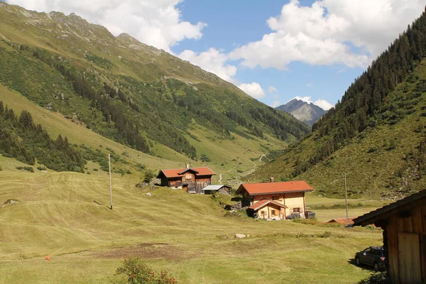 Švýcarská alpská stáj na zemědělské půdě — Stock fotografie