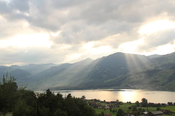 Západ slunce v horách. S jezerem Sarnen, Švýcarsko — Stock fotografie