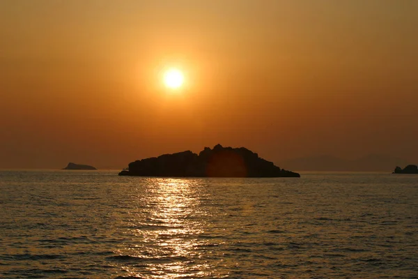 Sonnenuntergang in Griechenland mit Meer und griechischen Inseln — Stockfoto