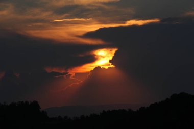 İsviçre Alpleri üzerinde fırtınalı bulutlarda gün batımı