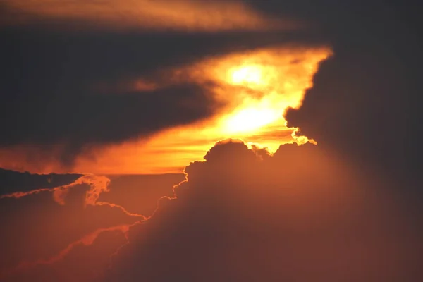 Coucher de soleil dans les nuages orageux sur les Alpes suisses — Photo