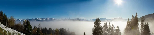 Ovanför dimman i Lungern med de schweiziska alperna — Stockfoto