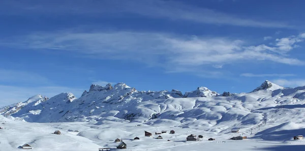 Bergketen met blauwe lucht in Melchesee Frutt, Zwitserland — Stockfoto