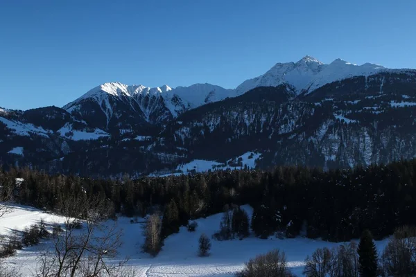 Bergen in de winter op skigebied Laax — Stockfoto