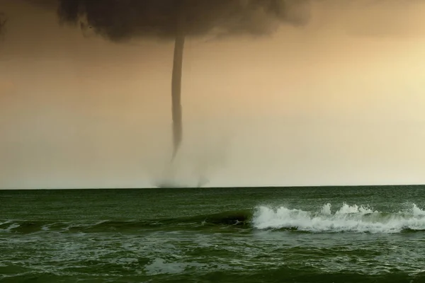 Zła pogoda i burza z wiatrem na morzu. tornado nad oceanem — Zdjęcie stockowe