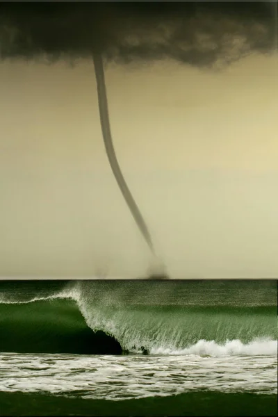 Mau tempo e tempestade com o vento no mar. tornado sobre o oceano — Fotografia de Stock