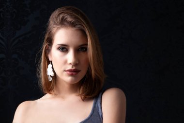 Güzel kadın kamera seyir portresi