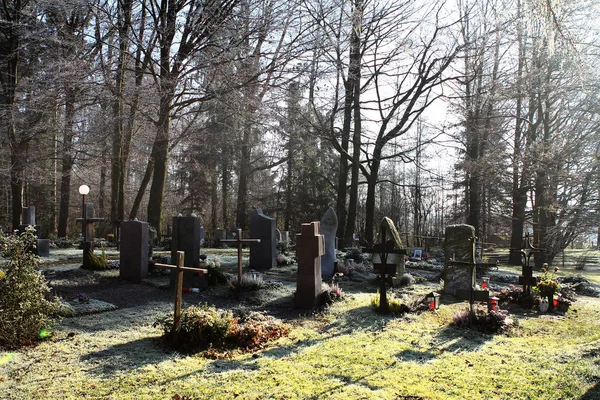 Güneş ışınları gün batımında mezarlıkta parlıyor — Stok fotoğraf