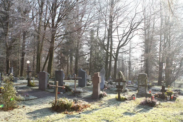 Rayons de soleil dans le cimetière pendant le coucher du soleil — Photo