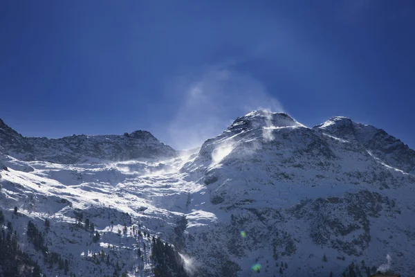St. Moritz, Zwitserland met meer en besneeuwde bergen — Stockfoto