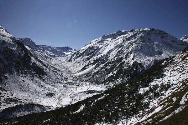 St. Moritz, Schweiz med sjö och snöiga berg — Stockfoto