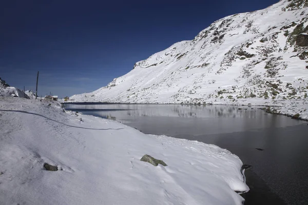 St. Moritz, Zwitserland met meer en besneeuwde bergen — Stockfoto