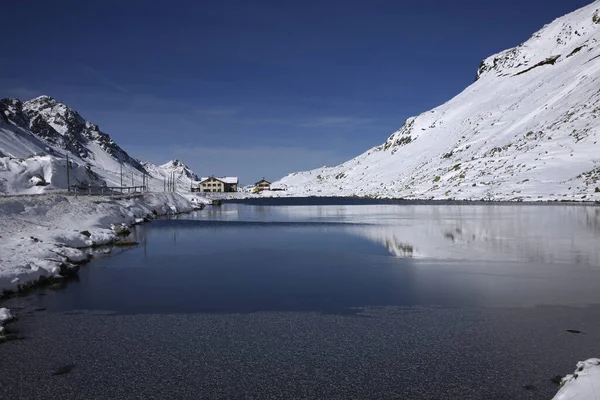 St. Moritz, Zwitserland met meer en besneeuwde bergen — Stockfoto