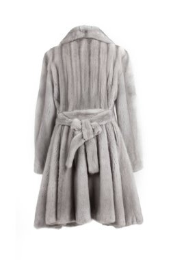 Bir mankenin pahalı kürk manto koleksiyonu.