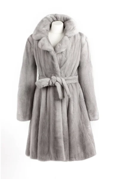 Bir mankenin pahalı kürk manto koleksiyonu.