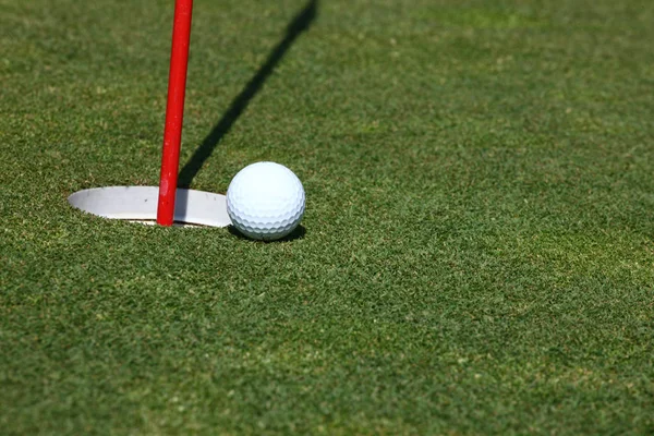 Esporte de golfe em um campo de ouro na Suíça — Fotografia de Stock