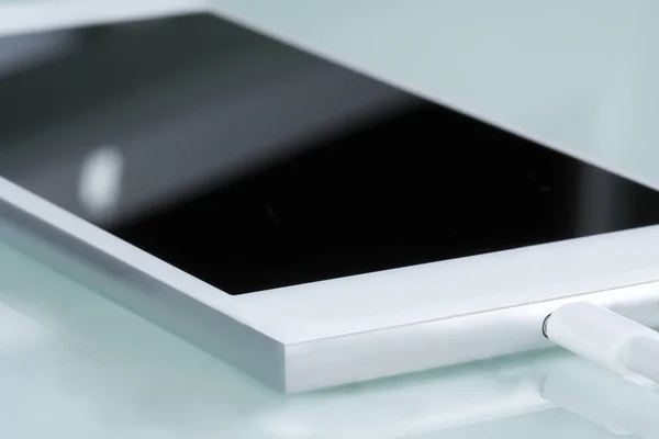 Smartphone weiß auf Tischplatte — Stockfoto