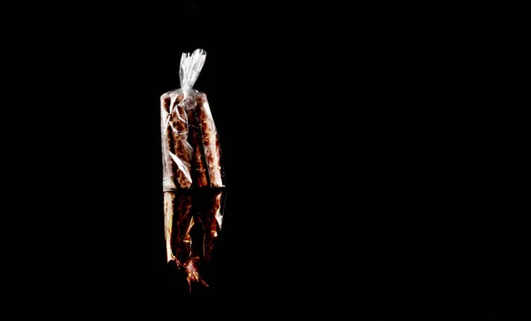 Süßigkeiten in Lebensmittelverpackungen aus Kunststoff mit Reflexion und Kopierraum — Stockfoto