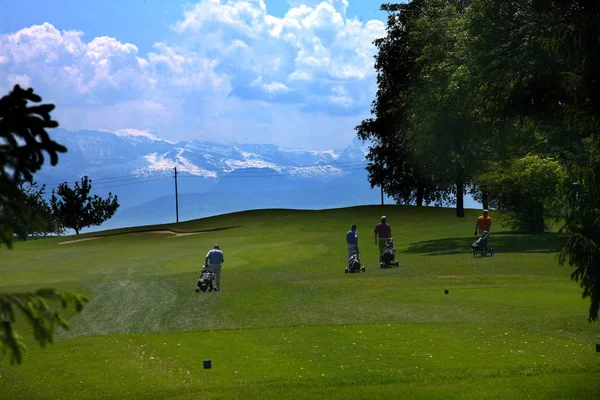 Esporte de golfe em um campo de ouro na Suíça — Fotografia de Stock