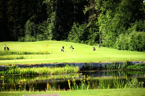 Esporte de golfe em um campo de ouro na Suíça — Fotografia de Stock