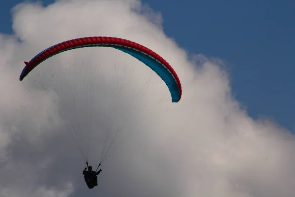 Parapendio da qualche parte nelle Alpi — Foto Stock