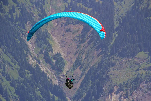 Para gliding somewhere in the alps — Stock Photo, Image