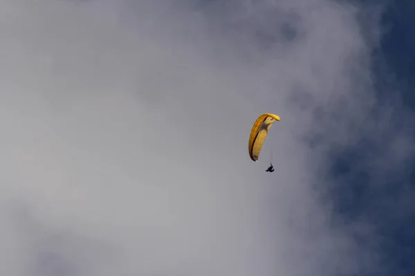 Para gliding somewhere in the alps — Stock Photo, Image