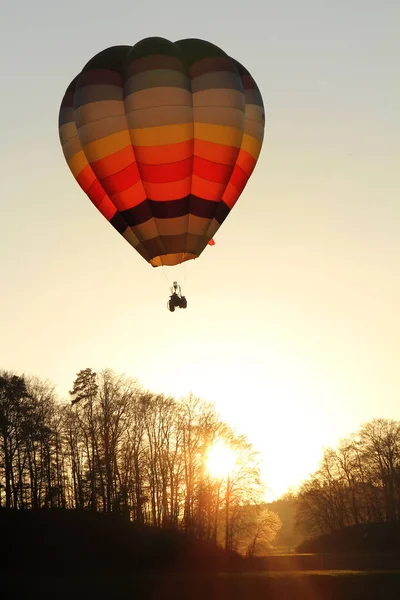 Hot air balloon near a forrest — Stock Photo, Image