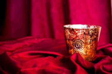 Kırmızı Noel arkaplanı, mumlar ve kopyalama alanı