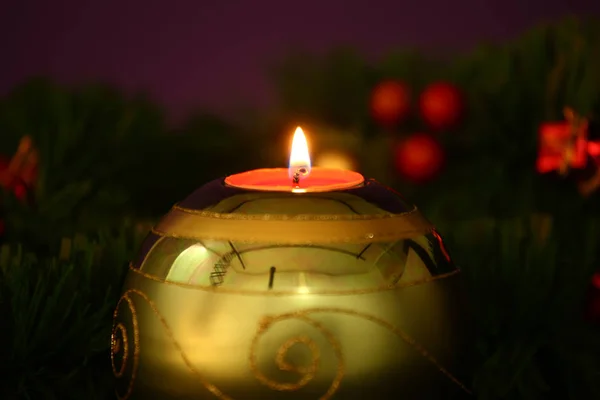 Červené vánoční pozadí se svíčkami a kopírovat prostor — Stock fotografie