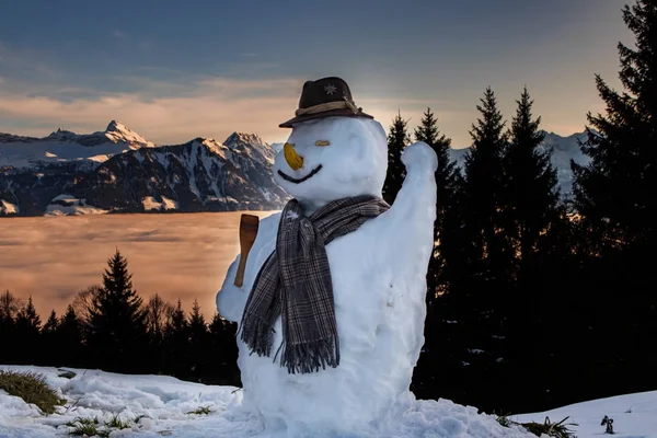 Sneeuwman in de Zwitserse Alpen bij zonsondergang — Stockfoto