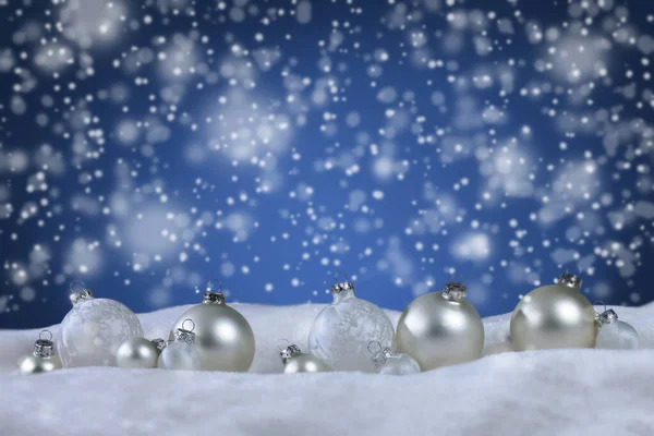 Boże Narodzenie kulki z tle śniegu — Zdjęcie stockowe