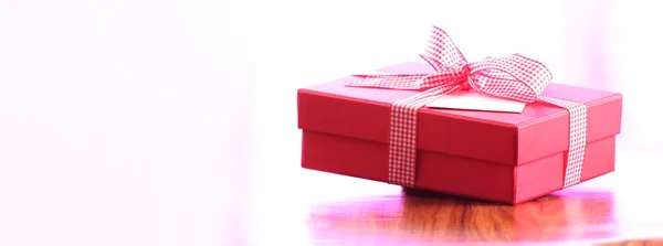 Red christmas present with bow and copy space — Stock Photo, Image