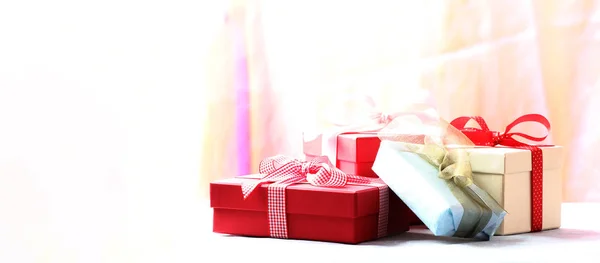 kırmızı noel hediyesi. Yay ve kopyalama alanı var.