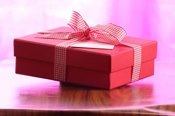 Red christmas present with ribbon. Presents in a table with decoration and copy space — Stock Photo, Image