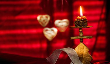 Kırmızı Noel arkaplanı ve mum.