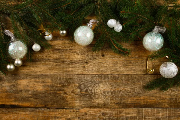 木製の背景、ピン、クリスマスボールとクリスマスの背景 — ストック写真