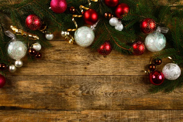 Fondo de Navidad con fondo de madera, pin, bola de Navidad — Foto de Stock