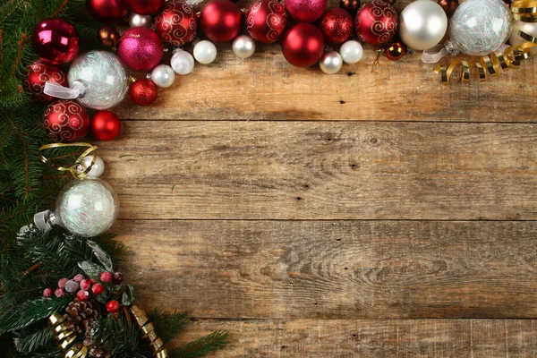 Fondo de Navidad con fondo de madera, pin, bola de Navidad — Foto de Stock
