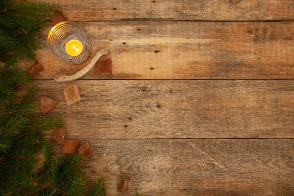 Weihnachten Hintergrund mit Holzhintergrund, Anstecknadel, Weihnachtskugel — Stockfoto