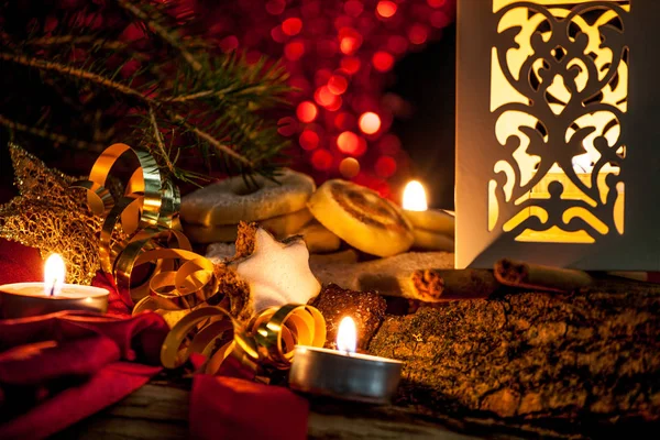 Concepto de Navidad con fondo rojo y velas — Foto de Stock