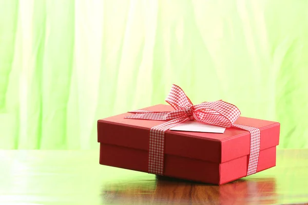 Regalos en una mesa con un lazo. Espacio de fondo para copia —  Fotos de Stock