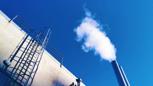 Chimenea Fumar Con Cielo Azul Profundo Espacio Para Copiar — Vídeos de Stock