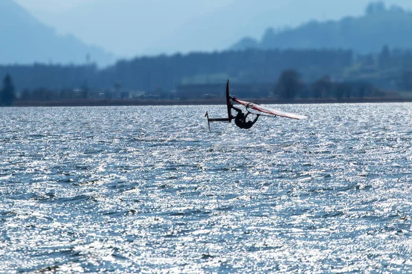 Lifestyle Windsurfer Sul Lago Alpnach Svizzera Durante Una Ventosa Giornata — Foto Stock