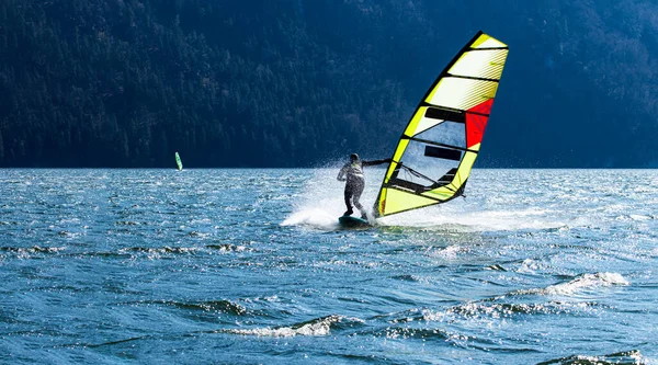 Sviçre Alpnach Gölü Nde Rüzgar Sörfçüsü Rüzgarlı Bir Bahar Gününde — Stok fotoğraf