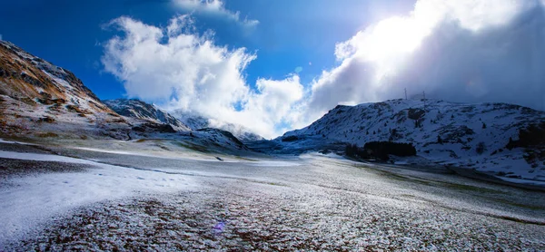 Alpenpas Zwitserland Julierpass Zwitserland Alp Met Sneeuw Bewolkte Lucht — Stockfoto