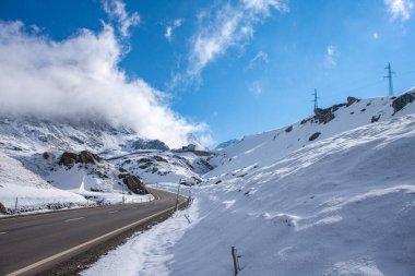 İsviçre 'de Alp geçidi, İsviçre Alplerinde Julierpass' ta kar ve bulutlu gökyüzü