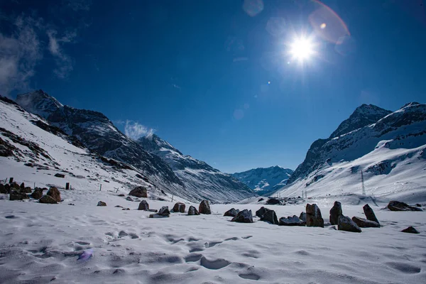 Альпийский Перевал Швейцарии Джульерпасс Швейцарском Альпе Снегом Облачным Небом — стоковое фото
